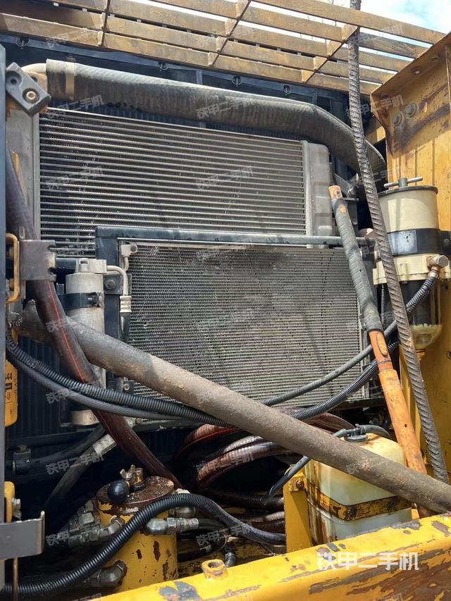 液压泵舱室正面整体（整机外观）