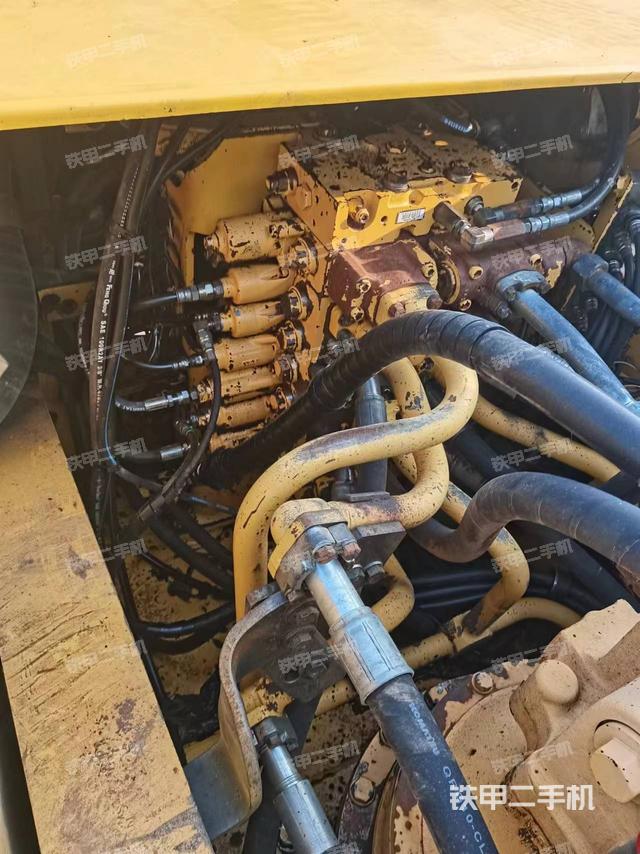 回转马达和主控阀（整机外观）