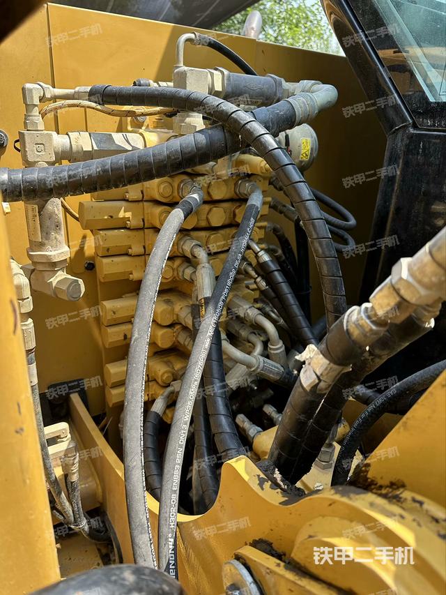 回转马达和主控阀（整机外观）