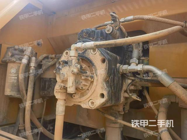 液压泵舱室正面整体（整机外观）