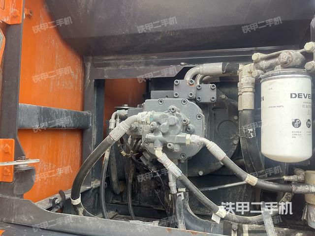 液压泵舱室正面整体（整机外观）