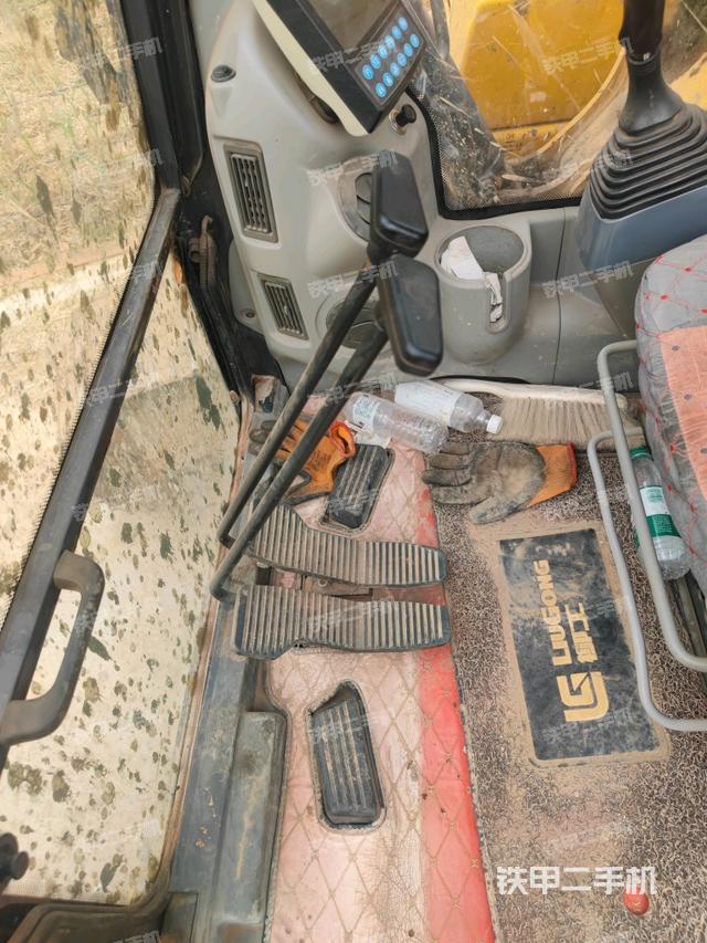 行走控制手柄和踏板?俯拍（駕駛室部分）