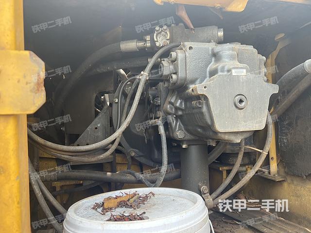 液压泵舱室正面整体（整机外观）