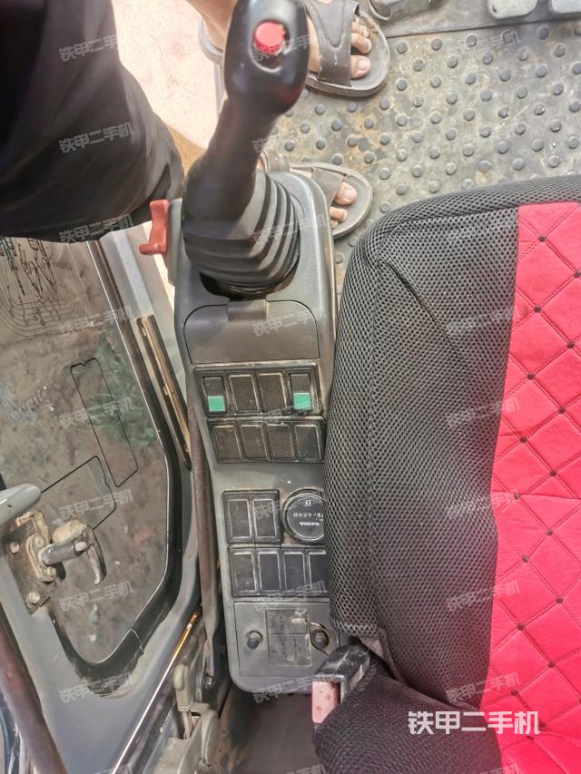 座椅左側(cè)控制臺(tái)/音響/含左手柄（駕駛室部分）