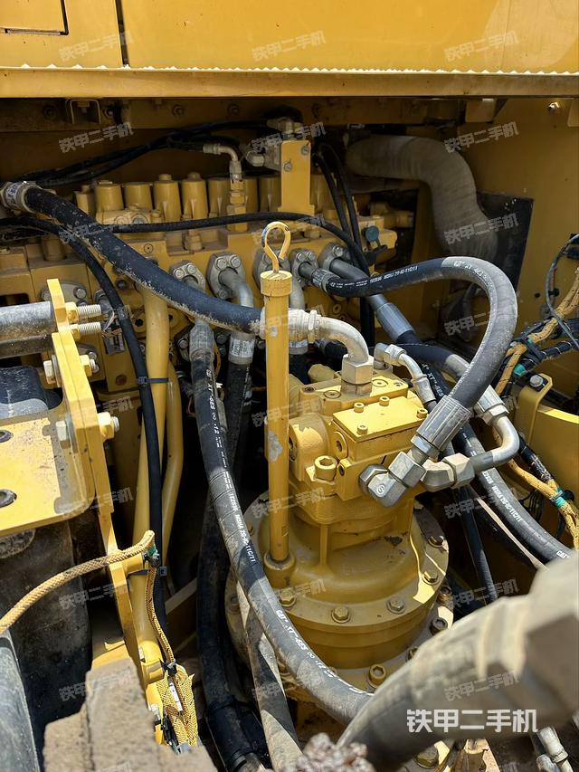 回转马达和主控阀（整机外观）