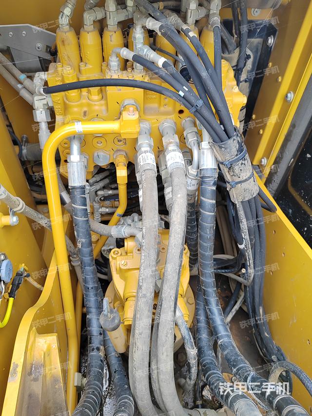 回转马达和主控阀（整机外观）