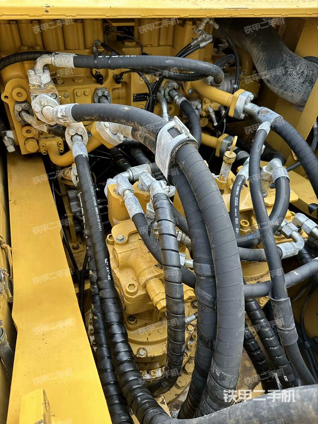 回转马达和主控阀（整机外观）