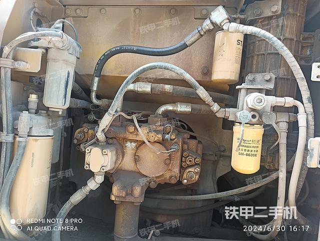 液压泵舱室正面整体（整机外观）