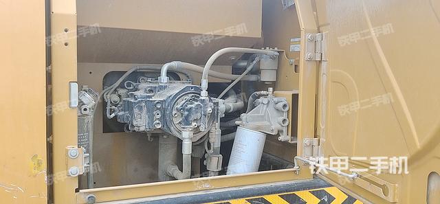 液压泵舱室正面整体（整机外观）