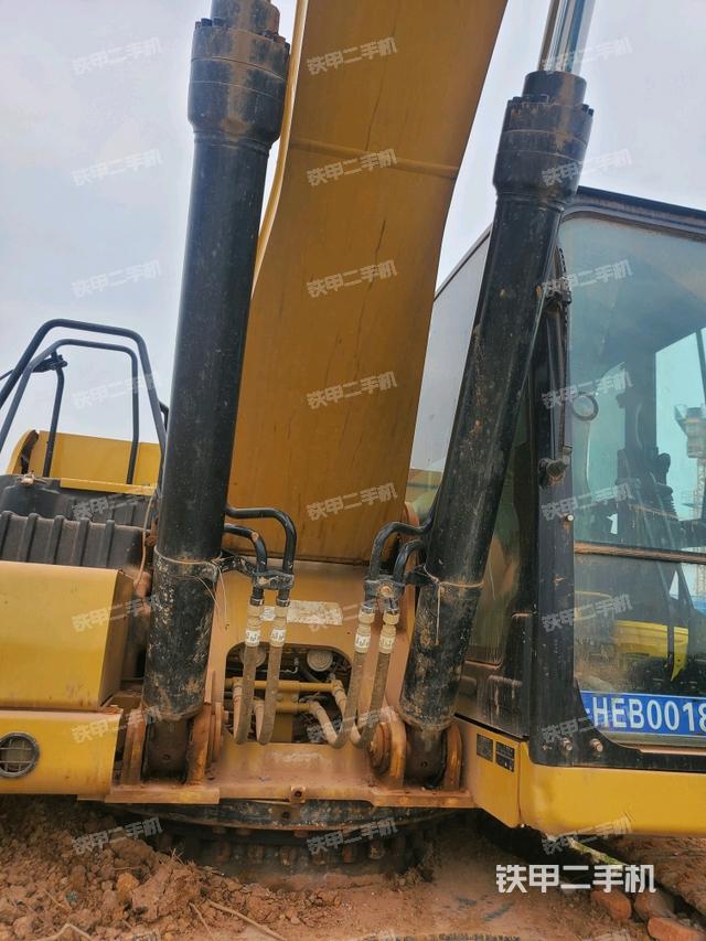 大臂油缸整体 竖拍（工作和回转装置）