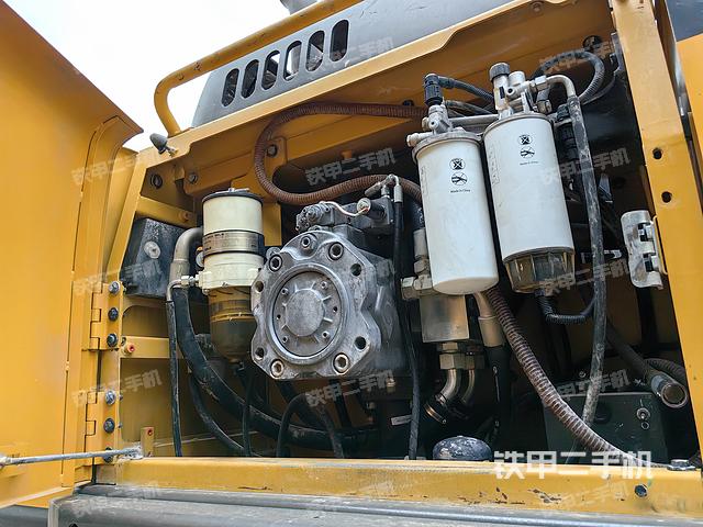 液压泵舱室正面整体（整机外观）