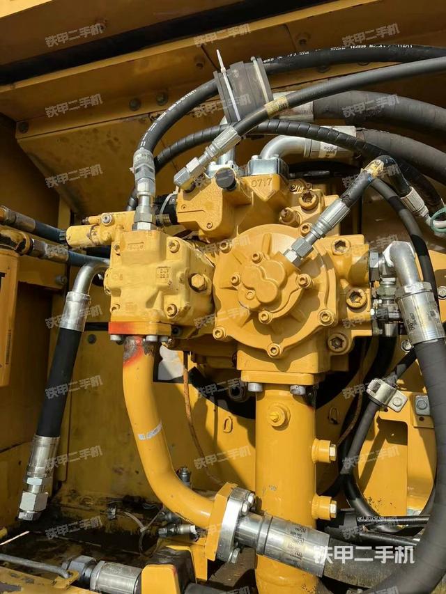 液压泵舱室正面整体（整机外观）