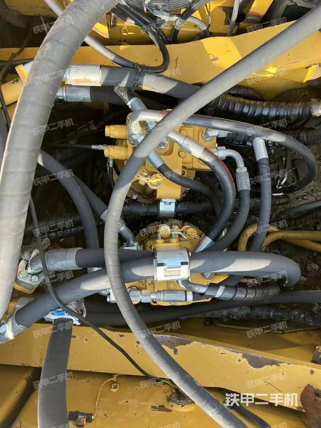 回转马达和主控阀（整机外观）