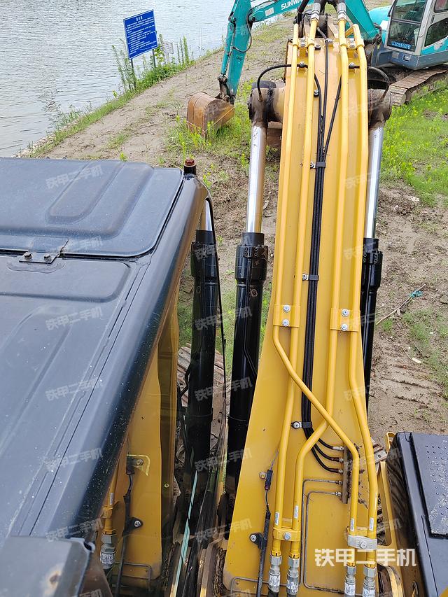 驾驶室顶部（整机外观）