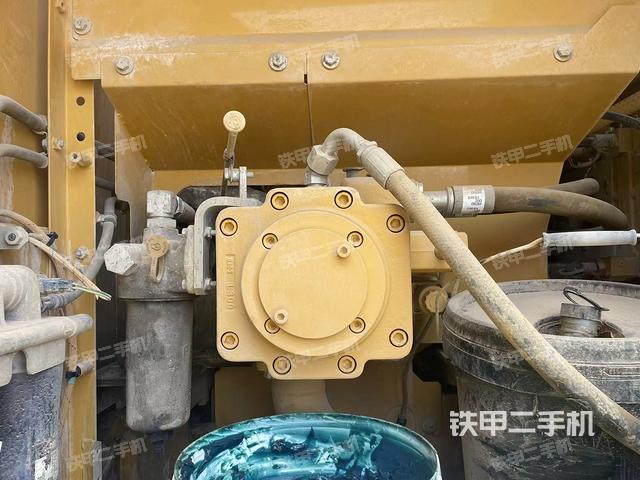 液压泵舱室正面整体（整机外观）