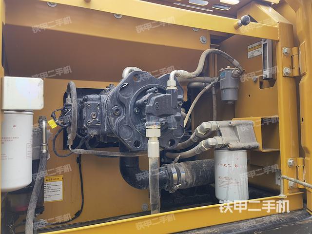 液压泵舱室正面整体（整机外观）