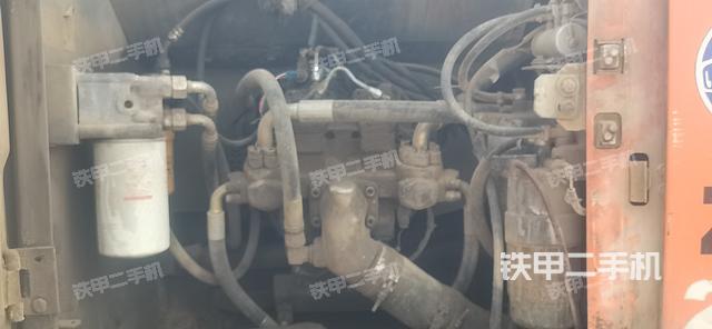 液压泵舱室正面整体（整机外观）