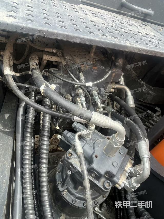 回转马达和主控阀（整机外观）