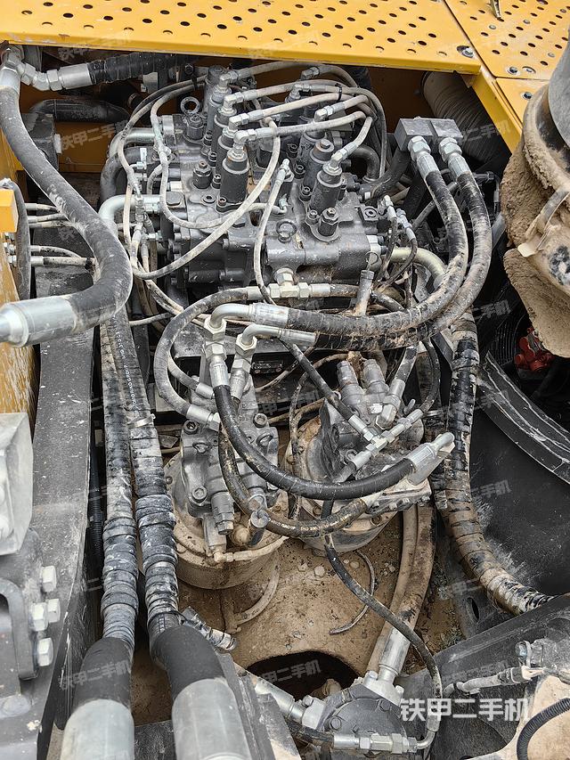 回转马达和主控阀（整机外观）