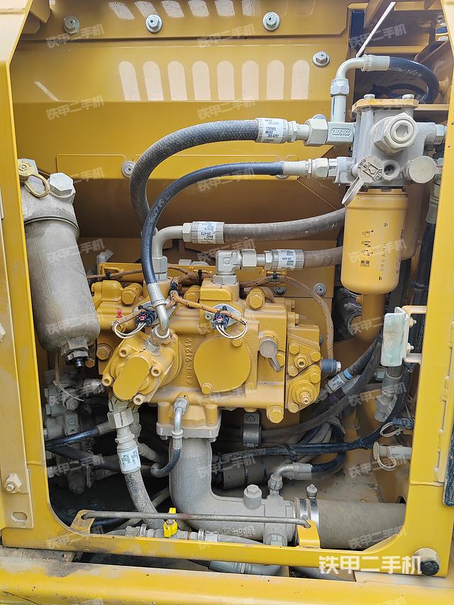 液压泵舱室正面整体（整机外观）