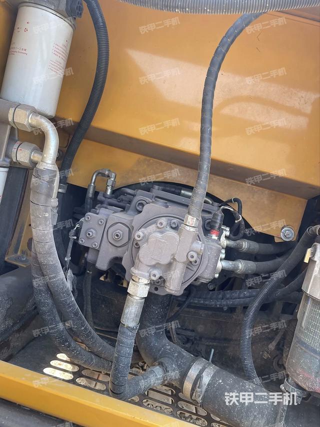 液压泵舱室正面整体（整机外观）