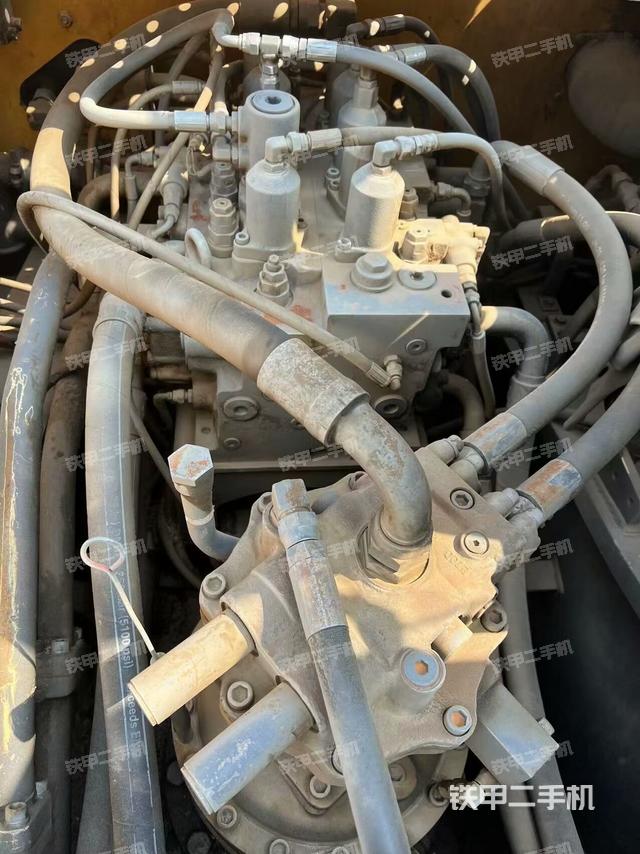 回转马达和主控阀（整机外观）