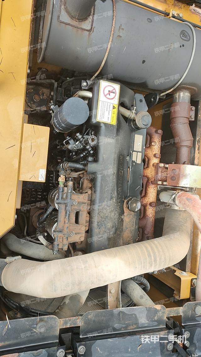 液压泵舱室正面整体（整机外观）