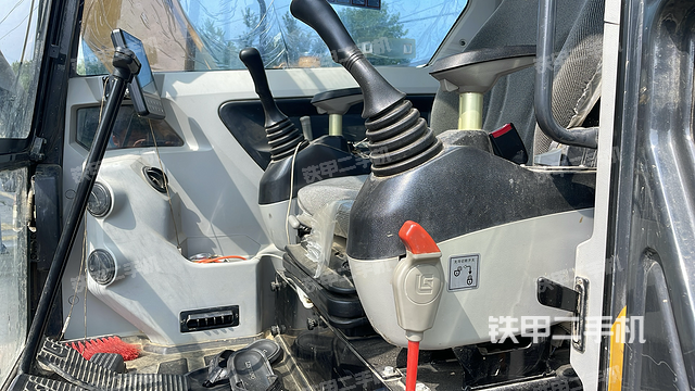 驾驶室整体（整机外观）