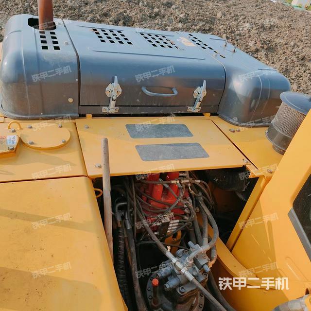 液压泵舱室正面整体（整机外观）