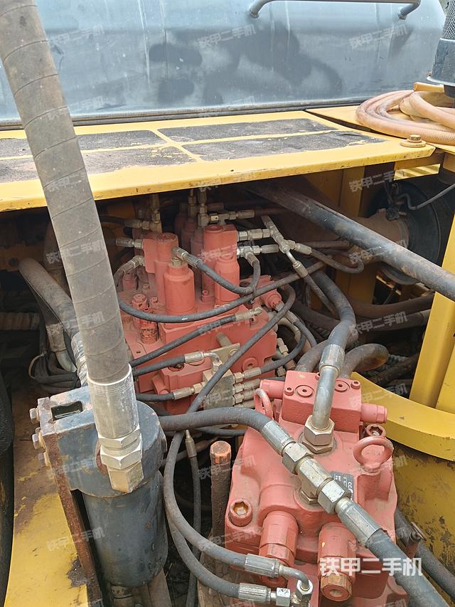 回转马达和主控阀（整机外观）