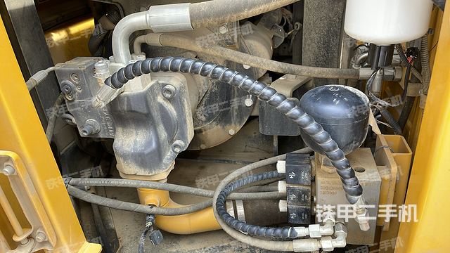 液压泵舱室正面整体（整机外观）