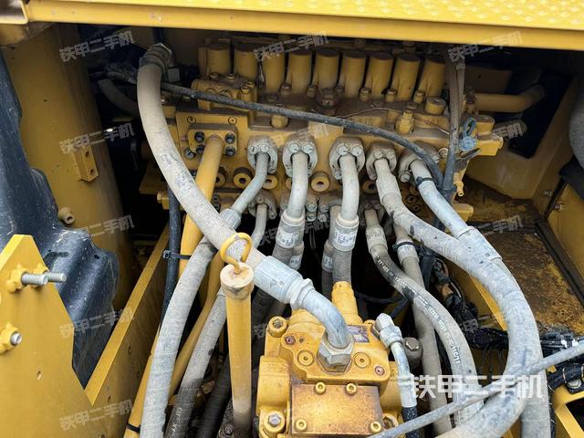 回转马达和主控阀（整机外观）