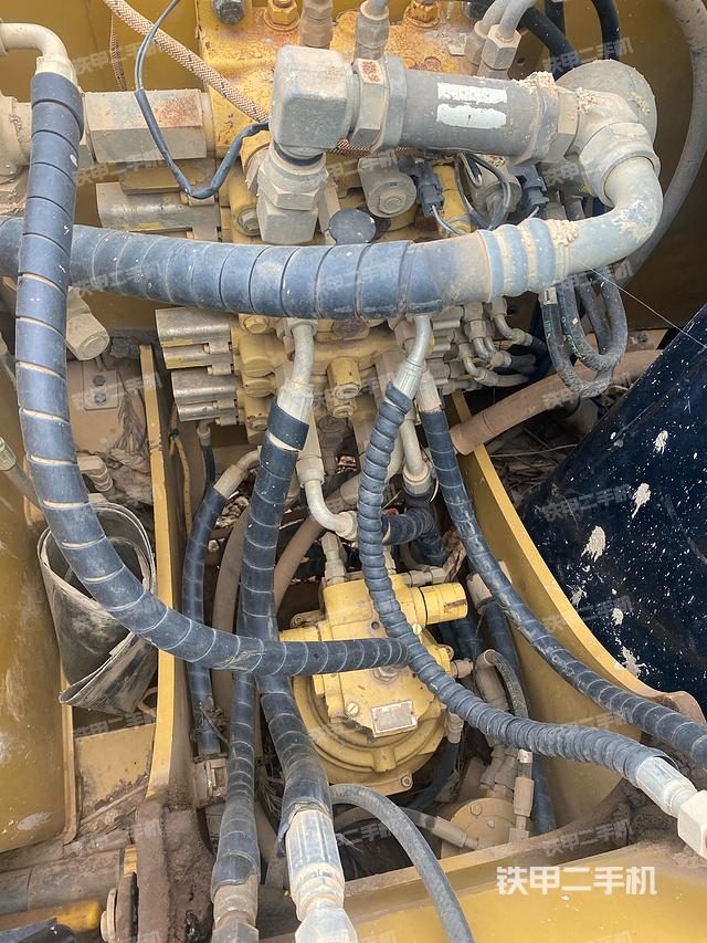 回转马达和主控阀（整机外观）