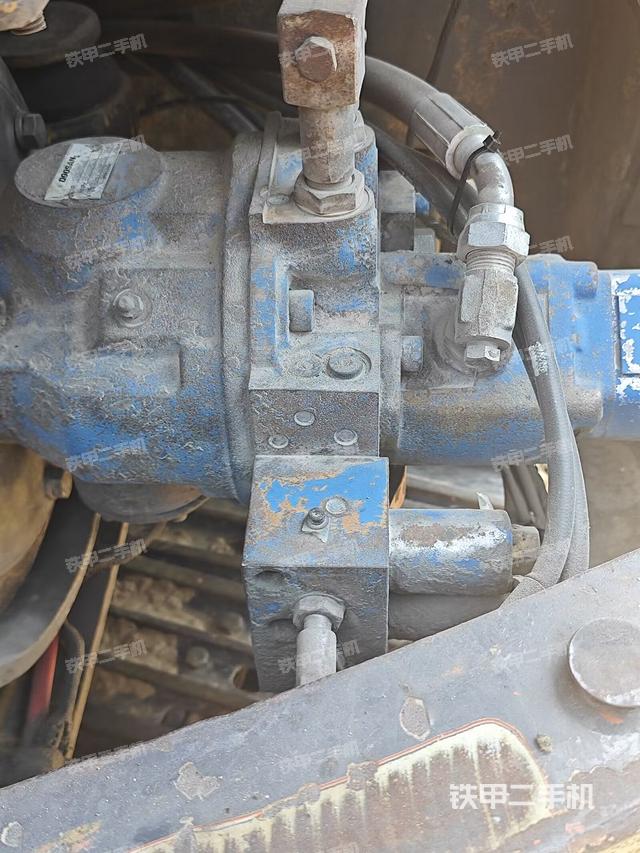 液压泵舱室正面整体（整机外观）