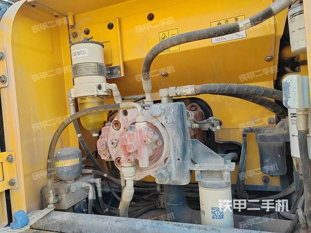 液压泵舱室正面整体（整机外观）