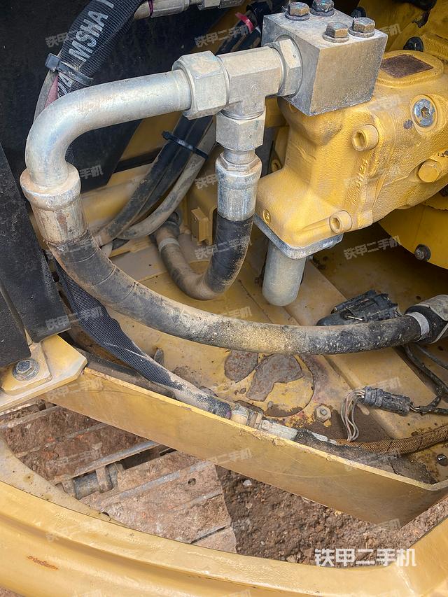 液压泵舱室正面整体（整机外观）