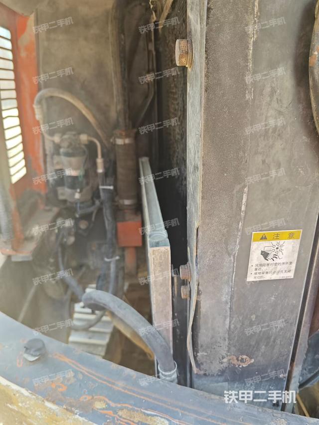 回转马达和主控阀（整机外观）