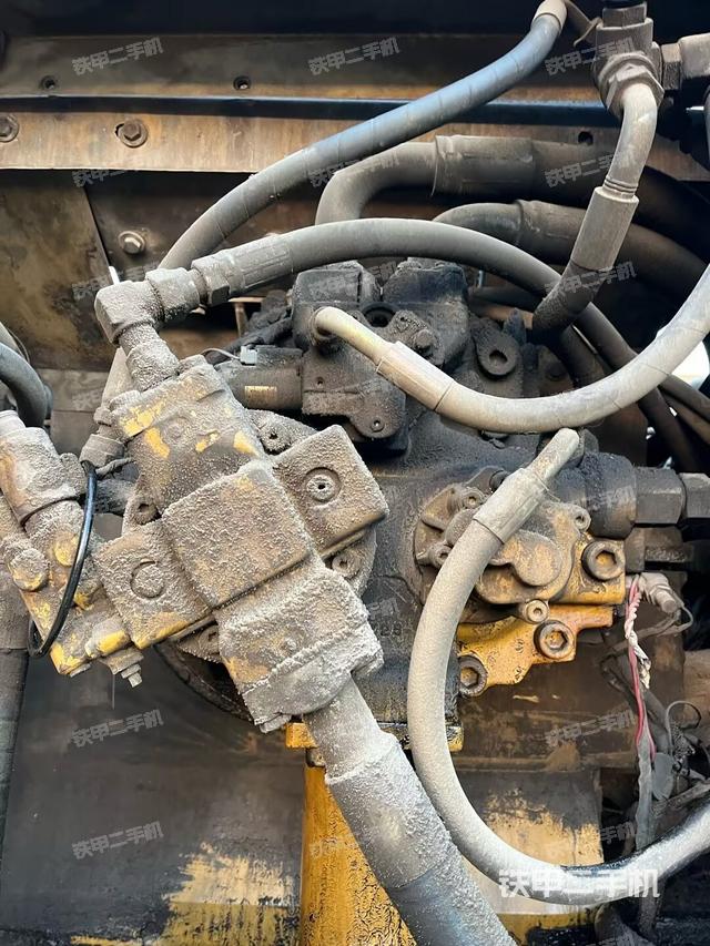 液压泵舱室正面整体（整机外观）