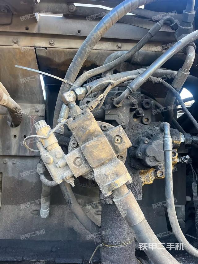 液压泵舱室正面整体（整机外观）