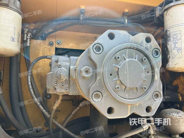 液压泵舱室正面整体（整机外观）