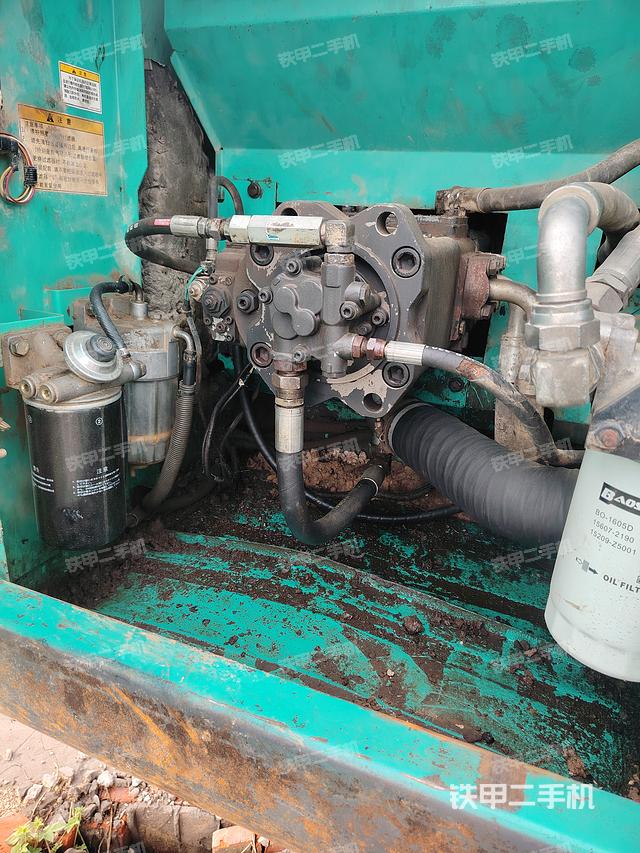 液压泵舱室正面整体（整机外观）