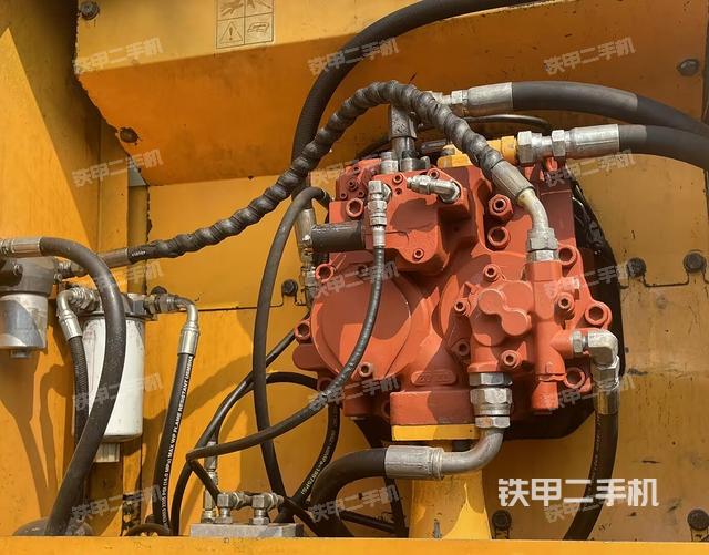 液压泵舱室正面整体（整机外观）