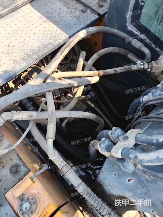 回转马达和主控阀（整机外观）