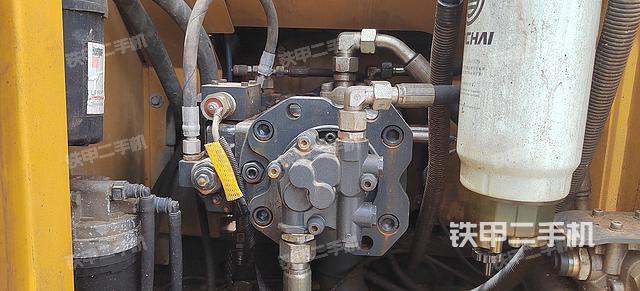 液压泵舱室正面整体（整机外观）