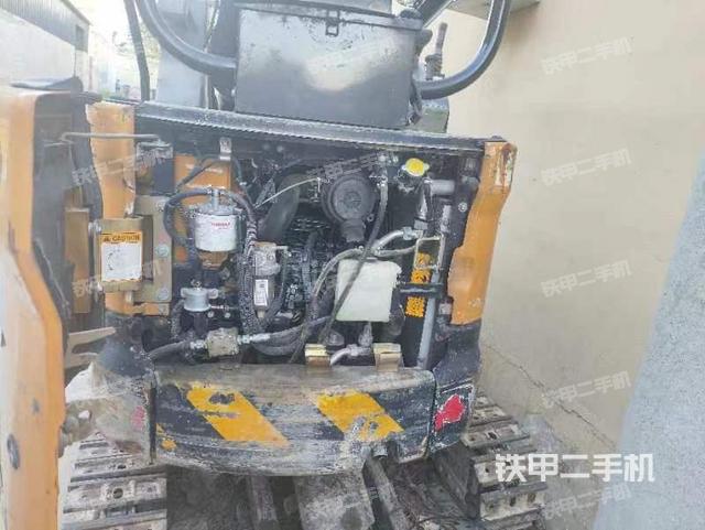 液压泵舱室正面整体（整机外观）