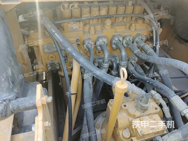 回转马达和主控阀（整机外观）