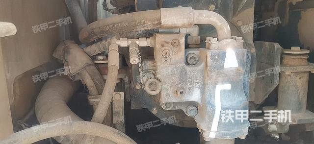 液压泵舱室正面整体（整机外观）