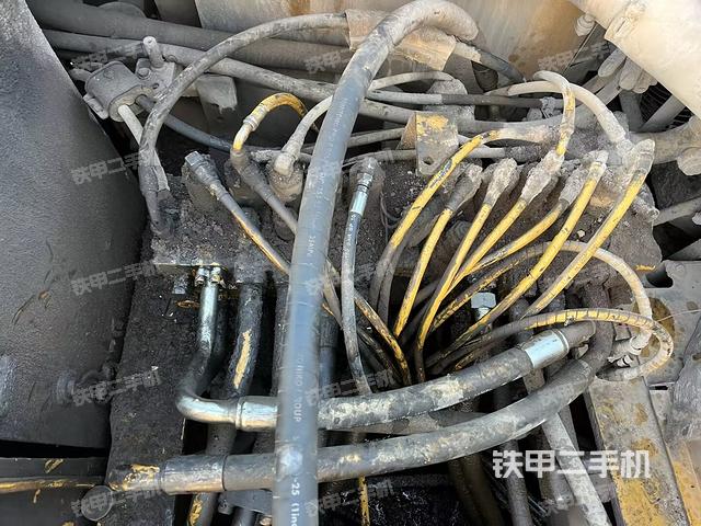 回转马达和主控阀（整机外观）