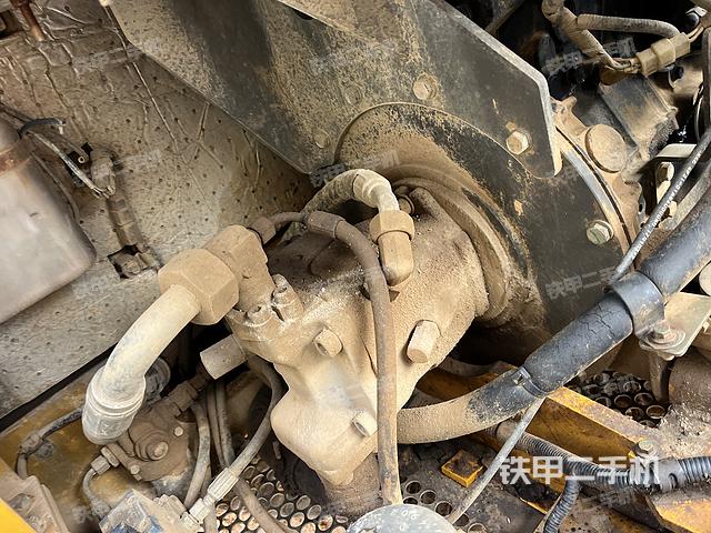 液压泵舱室正面整体（整机外观）