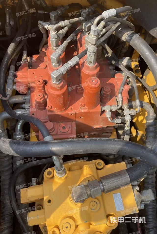 回转马达和主控阀（整机外观）